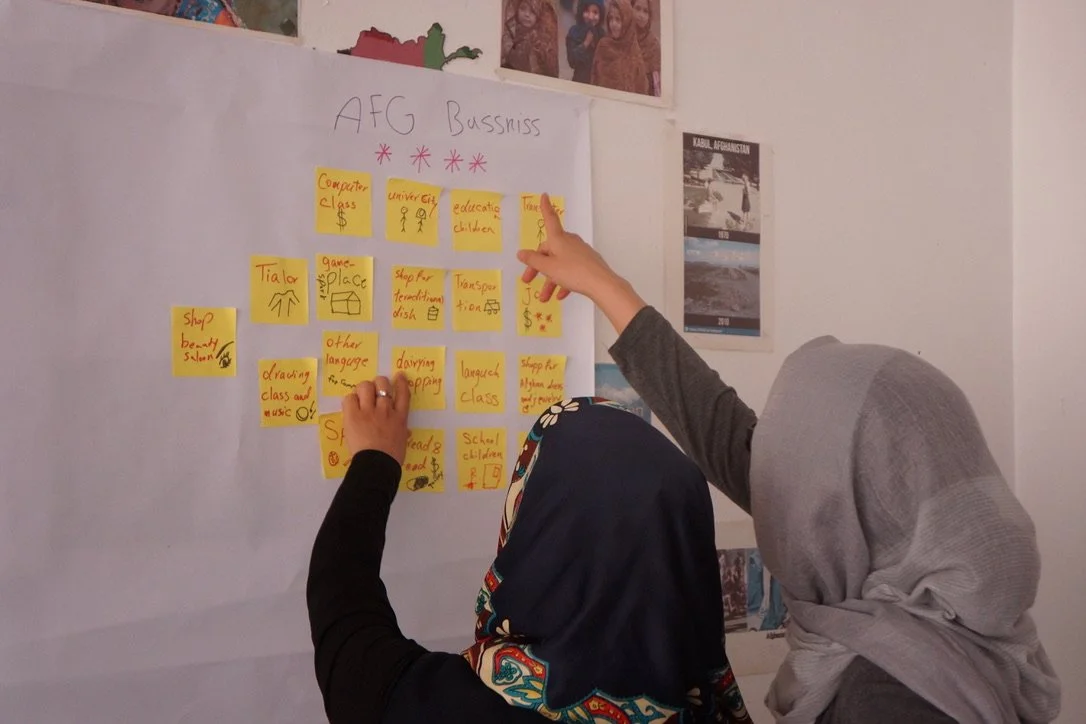 A business coach mentoring a refugee participant